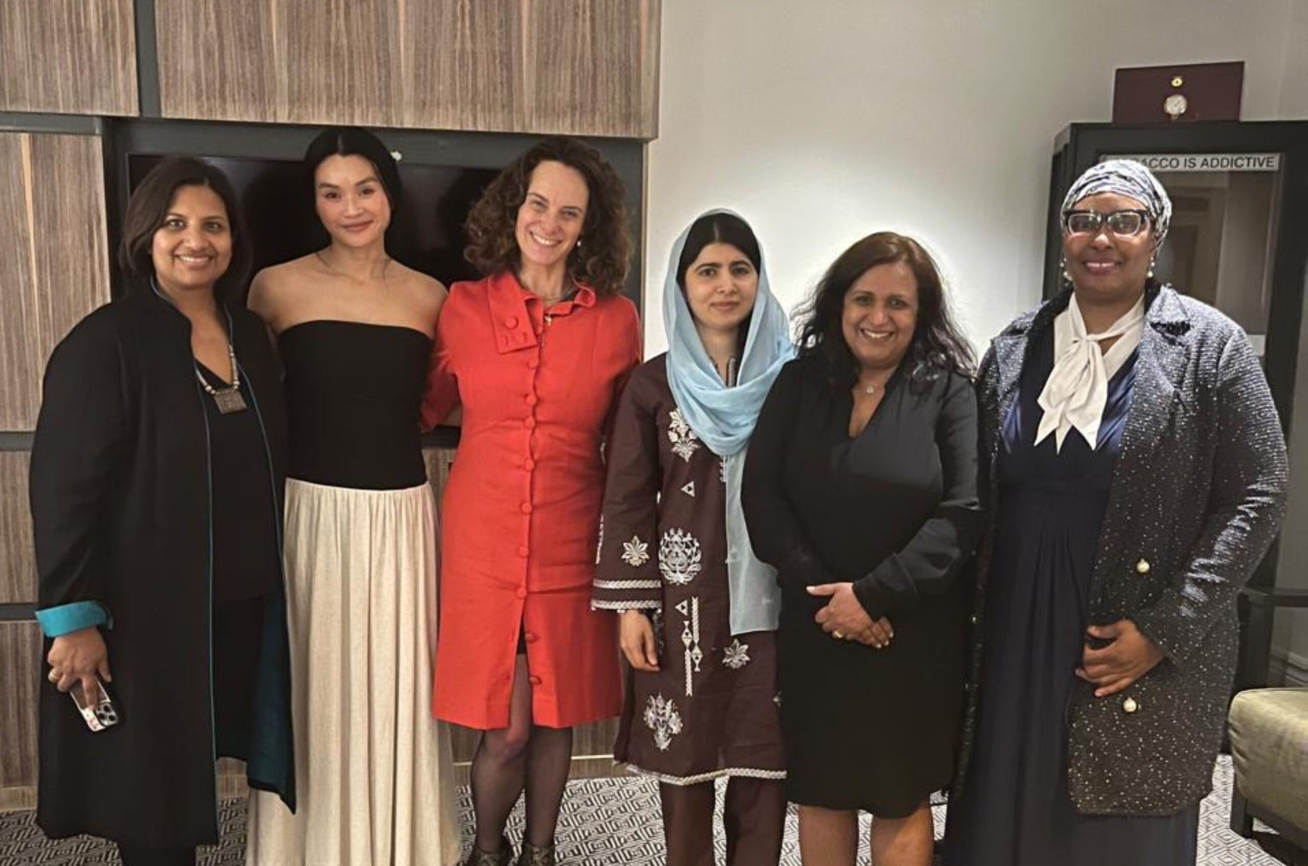 Diseño sin título (8) Nobel Peace Laureate Malala Yousafzai with members of the South Africa Gender Apartheid Working Group